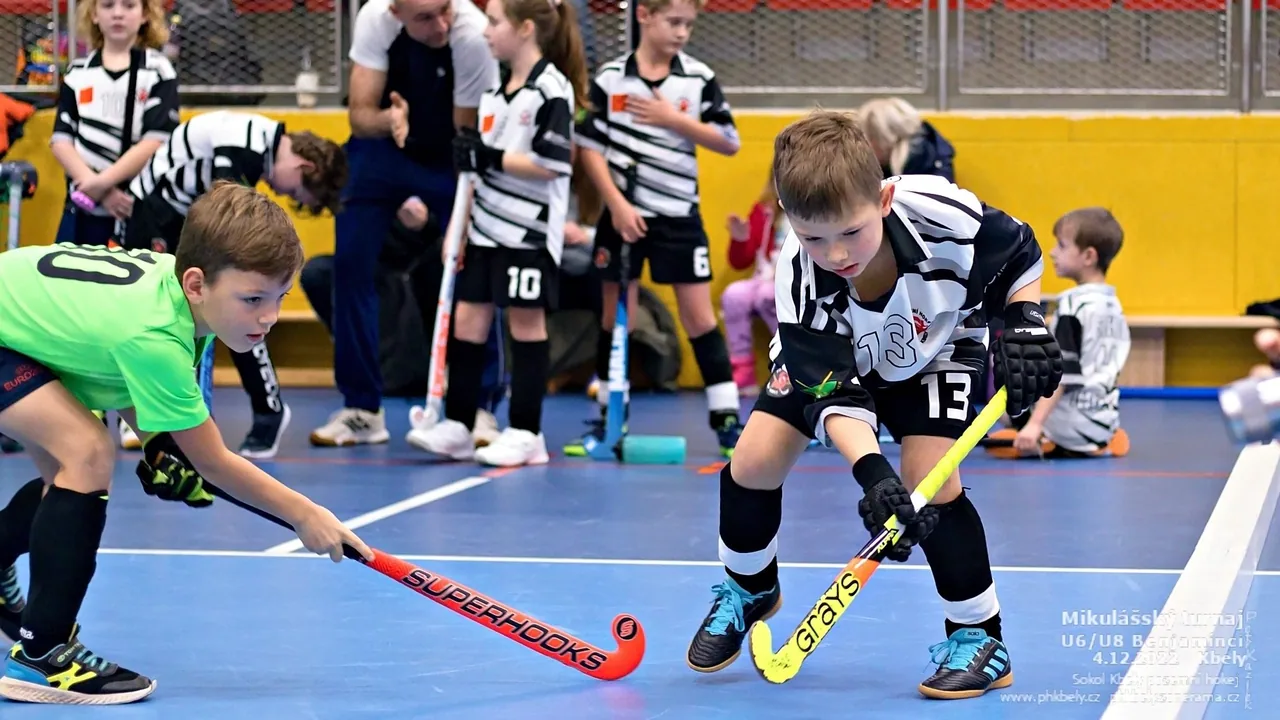 Nejmladší hráči Sokola Kbely při souboji o míček na halovém turnaji U6 a U8